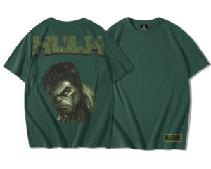 T-shirt oversize en coton premium vert foncé avec logo rectangulaire en dégradé vert-noir texturé à l’avant, effet froissé et gratté vintage, et au dos grand lettrage vert foncé usé accompagné d’une illustration rétro sombre avec rendu vieilli, style streetwear authentique