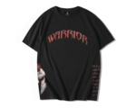 T-shirt oversize noir coton premium avec lettrage central rouge texturé “WARRIOR”, colonne verticale de lettres grecques rouges patinées sur le côté droit et moitié avant d’un casque antique gris avec cimier rouge débordant sur la couture, style vintage usé