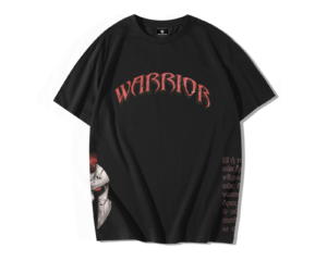 T-shirt oversize noir coton premium avec lettrage central rouge texturé “WARRIOR”, colonne verticale de lettres grecques rouges patinées sur le côté droit et moitié avant d’un casque antique gris avec cimier rouge débordant sur la couture, style vintage usé