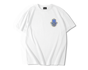 T-shirt oversize blanc coton premium avec logo khamsa bleu côté cœur, décoré de points jaunes et blancs et œil central bleu clair cerclé de jaune et orange