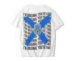 Dos du t-shirt oversize blanc avec motif répété noir I’M ORIGINAL YOU’RE FAKE, croix diagonale bleue texturée au centre et grand logo khamsa bleu avec œil central bleu clair cerclé de jaune