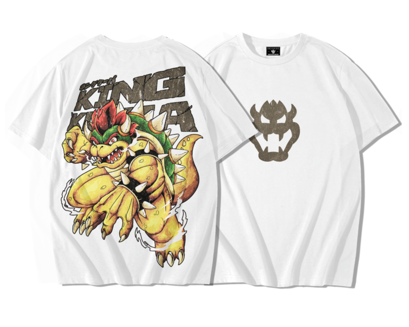 T-shirt oversize blanc en coton premium avec logo sombre texturé au centre de la poitrine, style minimaliste et usé ; au dos grande illustration colorée rétro d’une créature imposante jaune, verte et rouge, sur fond de lettrage gris massif vieilli, effet streetwear audacieux.