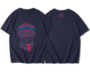 T-shirt oversize bleu nuit en coton premium avec grand crâne décoratif style sugar skull en rouge et bleu turquoise (yeux en étoiles, langue étoilée, motifs floraux et géométriques) ; au dos, petit logo rond rouge et bleu à la nuque avec étoile centrale, fond uni.