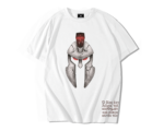 T-shirt oversize blanc coton premium avec casque antique gris fissuré centré, cimier rouge et yeux rouges; bloc de lettres grecques rouge patiné en bas à droite, rendu streetwear vintage