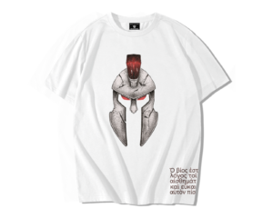 T-shirt oversize blanc coton premium avec casque antique gris fissuré centré, cimier rouge et yeux rouges; bloc de lettres grecques rouge patiné en bas à droite, rendu streetwear vintage