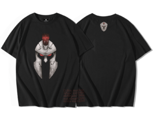 T-shirt oversize noir en coton premium avec à l’avant un grand casque antique gris pierre fissuré à cimier rouge et accents rouges aux yeux; au dos un écusson bouclier gris à la nuque et un bloc de lettres grecques rouge patiné, impression vintage usée streetwear