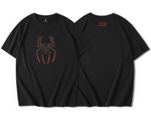 T-shirt oversize noir en coton premium avec grand logo araignée rouge foncé texturé imprimé au centre de la poitrine, style sombre et vintage. Le dos présente un petit logo rectangulaire rouge discret placé en haut, ajoutant une touche minimaliste et streetwear.
