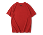 Dos du t-shirt oversize rouge avec petit logo rectangulaire noir en haut, détail discret et moderne.