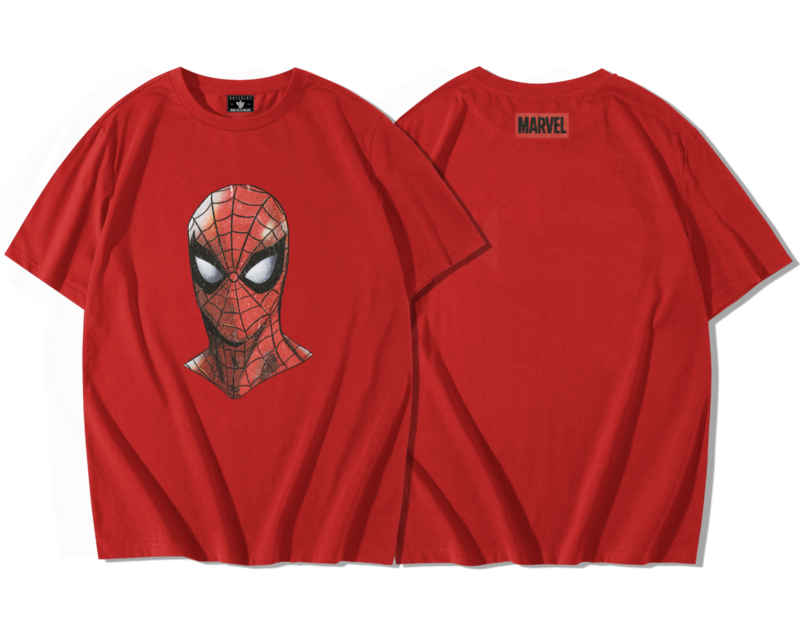 T-shirt oversize rouge en coton premium avec sur la face un grand portrait détaillé d’un héros connu, design vintage texturé en rouge, noir et blanc, et sur le dos un logo rectangulaire rouge avec écriture noire placé dans la nuque.