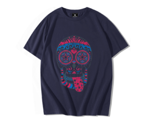 T-shirt oversize bleu nuit coton premium avec grand crâne sugar skull décoratif en rouge et bleu turquoise, yeux en étoiles, langue étoilée, motifs floraux et géométriques style vintage.