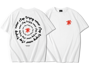 T-shirt oversize premium blanc SportiStyles présenté de face avec petit emblème rouge côté cœur et de dos avec symbole rouge central entouré du texte circulaire « never stop trying »