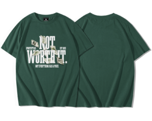 T-shirt oversize premium vert foncé avec grand slogan NOT WORTH IT en blanc, billets de banque imprimés en design graphique streetwear et texte Not everything has a price, dos uni sans motif