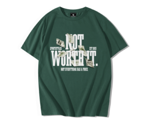T-shirt oversize premium vert foncé avec grand slogan NOT WORTH IT en blanc, billets de banque graphiques et texte Not everything has a price